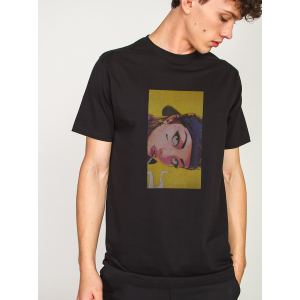 Fată într-un tricou cu șapcă